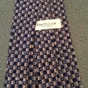 Beautiful Shades of Blue/Cream 💯% Silk Tie